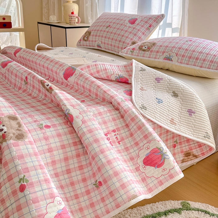 91家纺网 家纺一手货源 找家纺 2025新款13070单面全棉绗缝床盖三件套 草莓熊仔