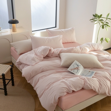 91家纺网 家纺一手货源 找家纺 玖弘家居 2025新款水洗棉四件套-细格系列 粉细格