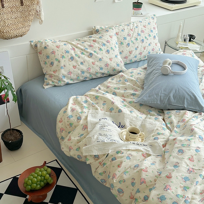 91家纺网 家纺一手货源 找家纺 2025新款纯棉小清新四件套小碎花学生三件套纯色床单印花枕套双人床笠 花园兔兔 雾蓝