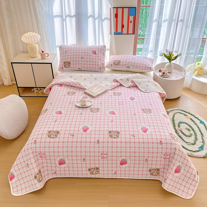 91家纺网 家纺一手货源 找家纺 2025新款13070单面全棉绗缝床盖三件套 草莓熊仔