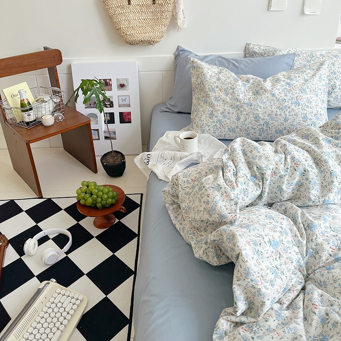 91家纺网 家纺一手货源 找家纺 2025新款纯棉小清新四件套小碎花学生三件套纯色床单印花枕套双人床笠 蓝莓厚乳(雾蓝)