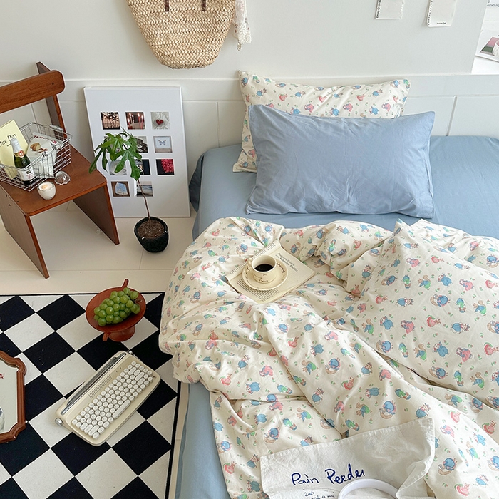 91家纺网 家纺一手货源 找家纺 2025新款纯棉小清新四件套小碎花学生三件套纯色床单印花枕套双人床笠 花园兔兔 雾蓝