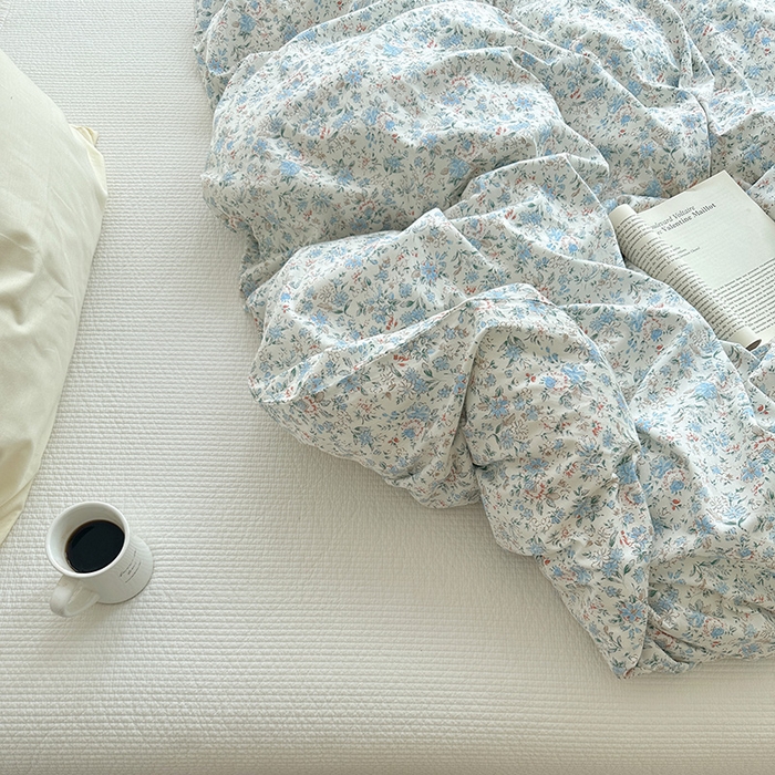 91家纺网 家纺一手货源 找家纺 2025新款纯棉小清新小碎花学生被套 蓝莓厚乳 象牙白