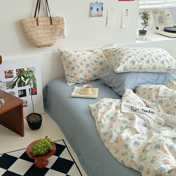 91家纺网 家纺一手货源 找家纺 2025新款纯棉小清新四件套小碎花学生三件套纯色床单印花枕套双人床笠 花园兔兔 雾蓝
