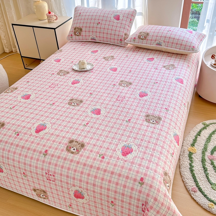 91家纺网 家纺一手货源 找家纺 2025新款13070单面全棉绗缝床盖三件套 草莓熊仔