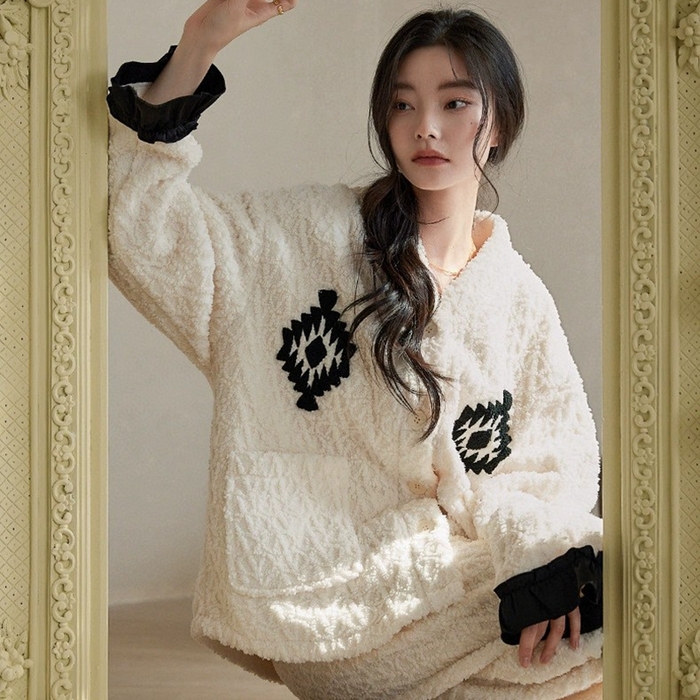 91家纺网 家纺一手货源 找家纺 （总）妍景家居生活馆 珊瑚绒V领套装白