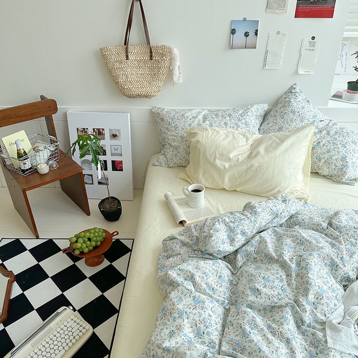 91家纺网 家纺一手货源 找家纺 2025新款纯棉小清新四件套小碎花学生三件套纯色床单印花枕套双人床笠 蓝莓厚乳 象牙白