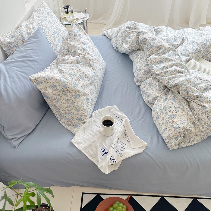 91家纺网 家纺一手货源 找家纺 2025新款纯棉小清新四件套小碎花学生三件套纯色床单印花枕套双人床笠 蓝莓厚乳(雾蓝)