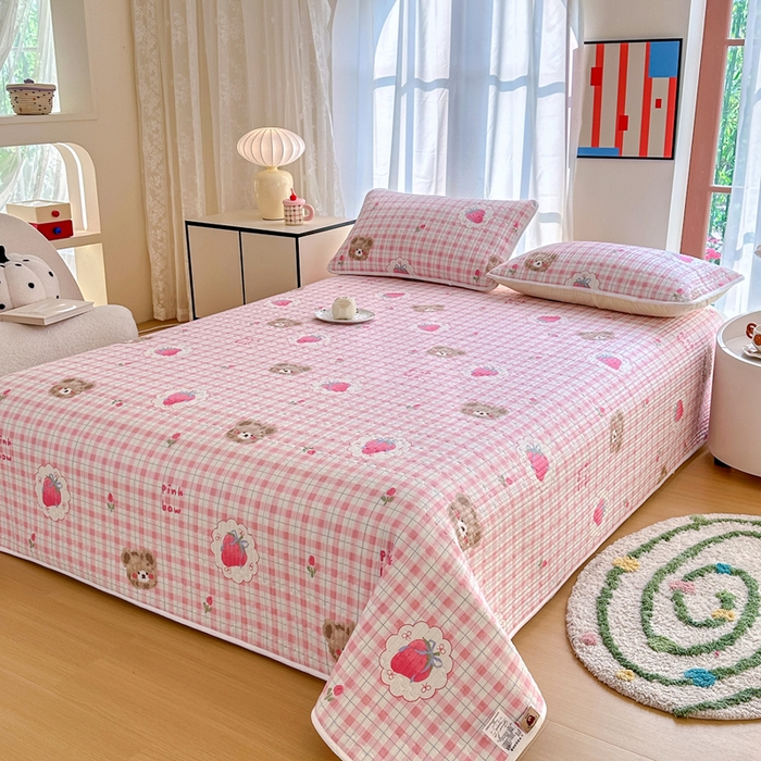 91家纺网 家纺一手货源 找家纺 2025新款13070单面全棉绗缝床盖三件套 草莓熊仔