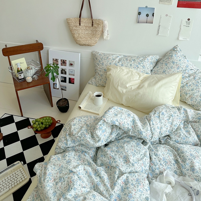 91家纺网 家纺一手货源 找家纺 2025新款纯棉小清新四件套小碎花学生三件套纯色床单印花枕套双人床笠 蓝莓厚乳 象牙白