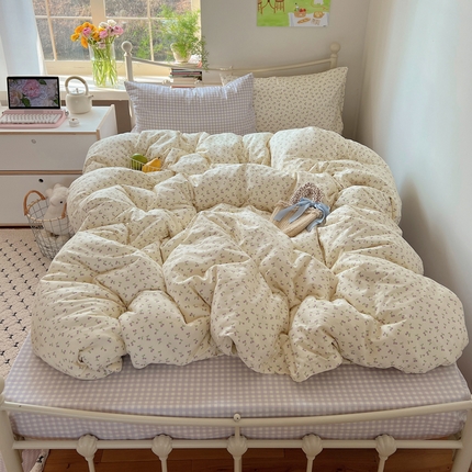 91家纺网 家纺一手货源 找家纺 桃喜 2025春夏新款全棉13372小碎花混搭枕套系列四件套 紫樱桃