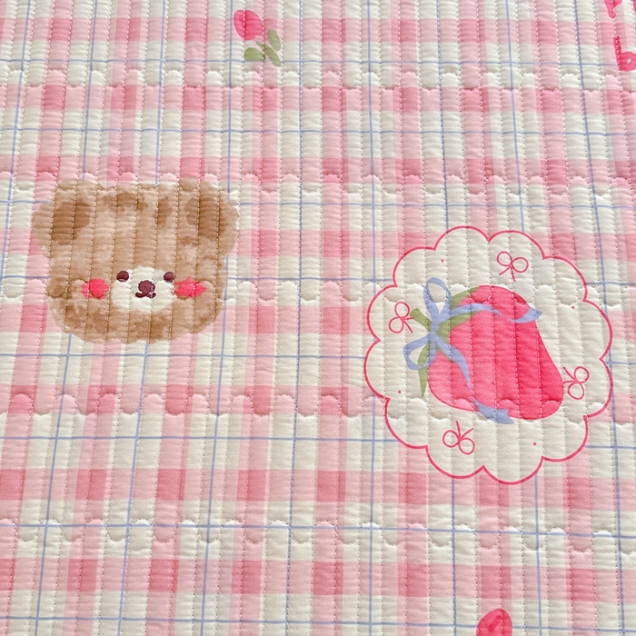 91家纺网 家纺一手货源 找家纺 2025新款13070单面全棉绗缝床盖三件套 草莓熊仔