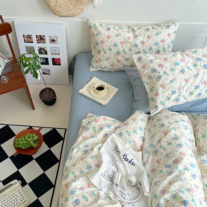91家纺网 家纺一手货源 找家纺 2025新款纯棉小清新四件套小碎花学生三件套纯色床单印花枕套双人床笠 花园兔兔 雾蓝