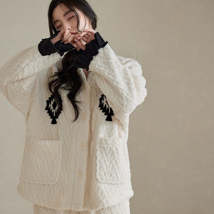 91家纺网 家纺一手货源 找家纺 （总）妍景家居生活馆 珊瑚绒V领套装白