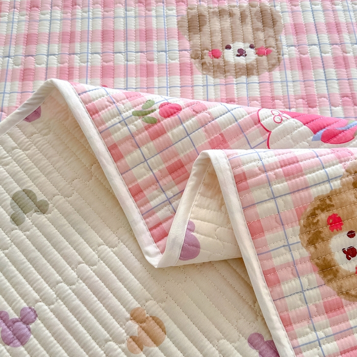 91家纺网 家纺一手货源 找家纺 2025新款13070单面全棉绗缝床盖三件套 草莓熊仔