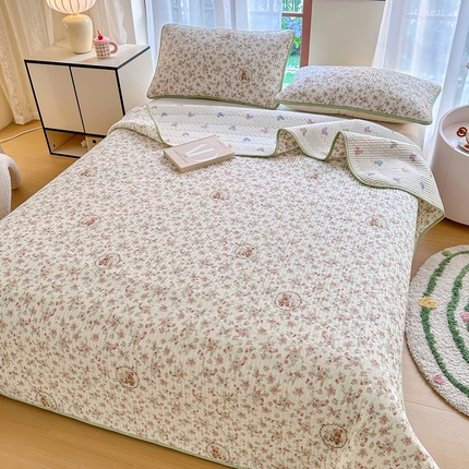 91家纺网 家纺一手货源 找家纺 2025新款13070单面全棉绗缝床盖三件套 清茶小熊-米
