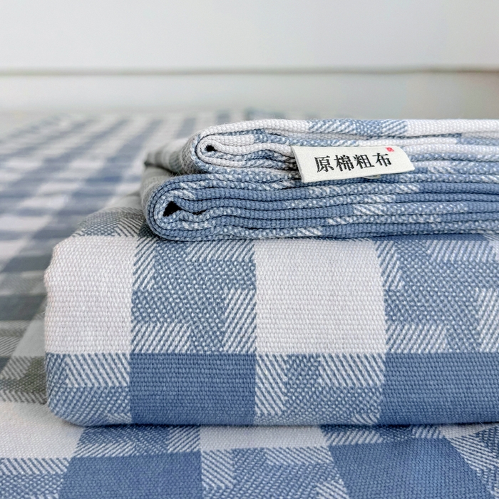 91家纺网 家纺一手货源 找家纺 棉乐町家居 2025年新款印花原棉标老粗布床单 渐变蓝格