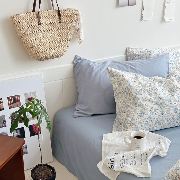 91家纺网 家纺一手货源 找家纺 2025新款纯棉小清新四件套小碎花学生三件套纯色床单印花枕套双人床笠 蓝莓厚乳(雾蓝)