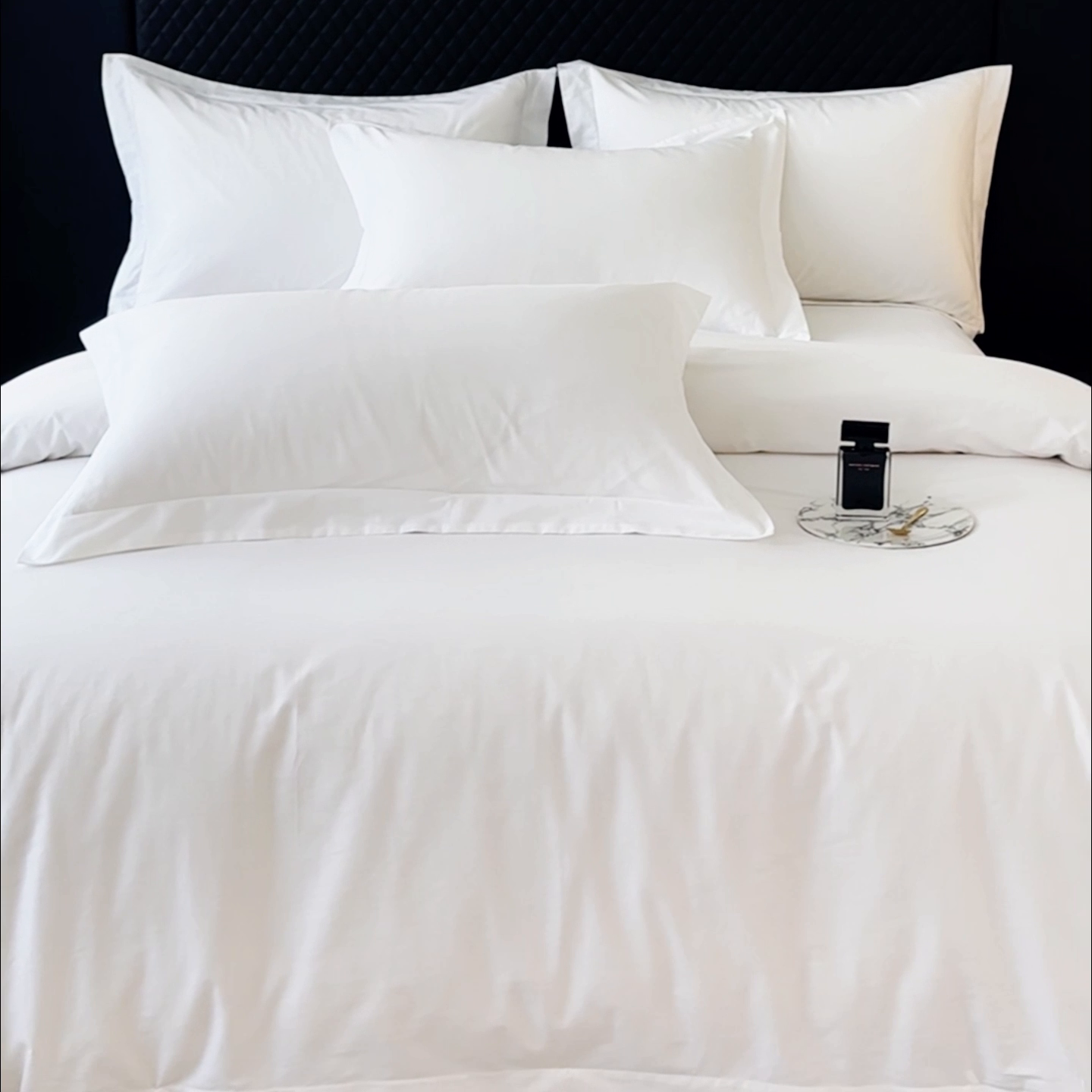 91家纺网 家纺一手货源 找家纺 锦彩 2025新款40长绒棉酒店宾馆民宿学生三件套正宗13372双拼纯色全棉四件套（可定制）绑带款纯白