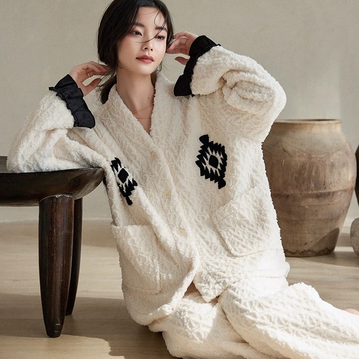 91家纺网 家纺一手货源 找家纺 （总）妍景家居生活馆 珊瑚绒V领套装白