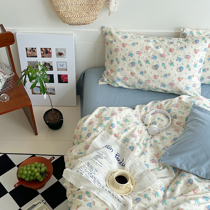 91家纺网 家纺一手货源 找家纺 2025新款纯棉小清新四件套小碎花学生三件套纯色床单印花枕套双人床笠 花园兔兔 雾蓝