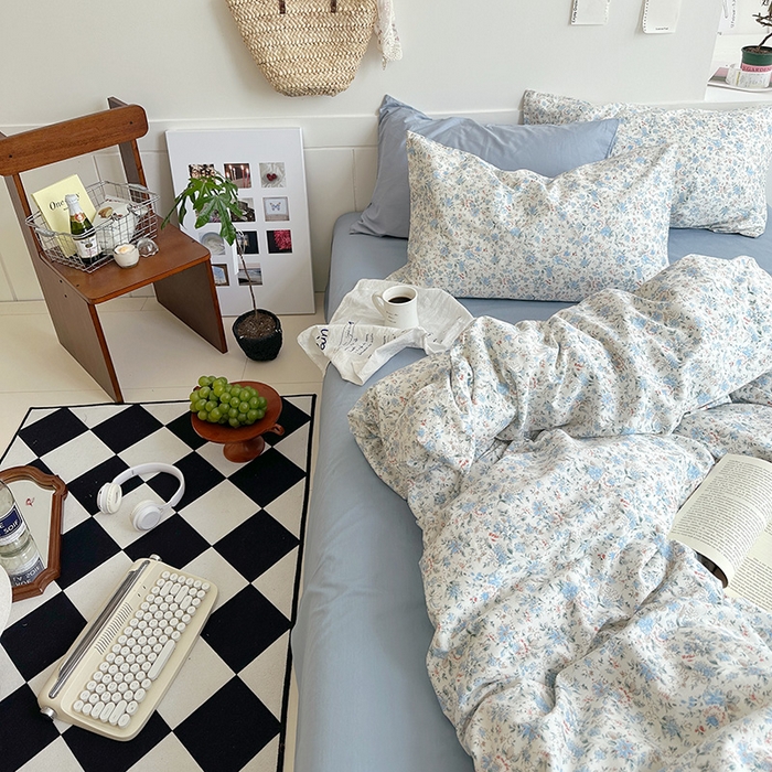 91家纺网 家纺一手货源 找家纺 2025新款纯棉小清新四件套小碎花学生三件套纯色床单印花枕套双人床笠 蓝莓厚乳(雾蓝)