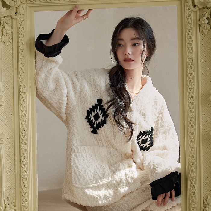 91家纺网 家纺一手货源 找家纺 （总）妍景家居生活馆 珊瑚绒V领套装白