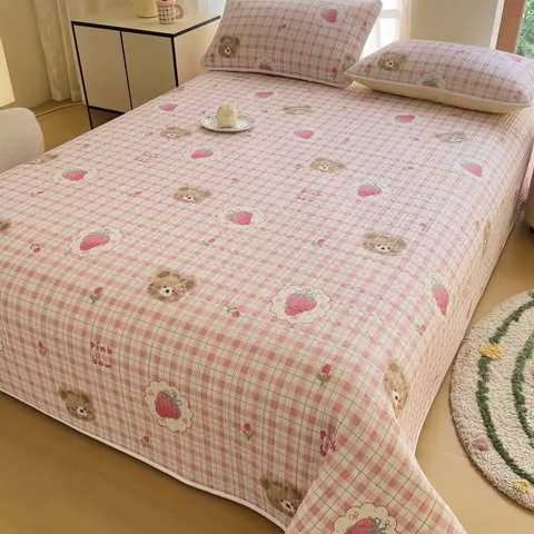 91家纺网 家纺一手货源 找家纺 2025新款13070单面全棉绗缝床盖三件套 草莓熊仔