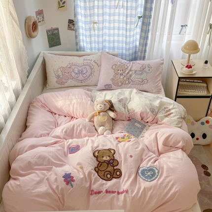 91家纺网 家纺一手货源 找家纺 贝扬思家纺 2025新款水洗棉毛巾绣四件套-Lolita系列 小熊与木马