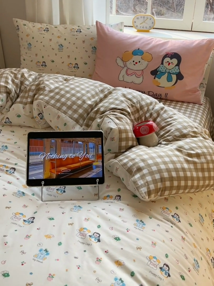 91家纺网 家纺一手货源 找家纺 六巷胡同 2025新款INS卡通童趣混搭风全棉卡通四件套 混搭-企鹅的朋友