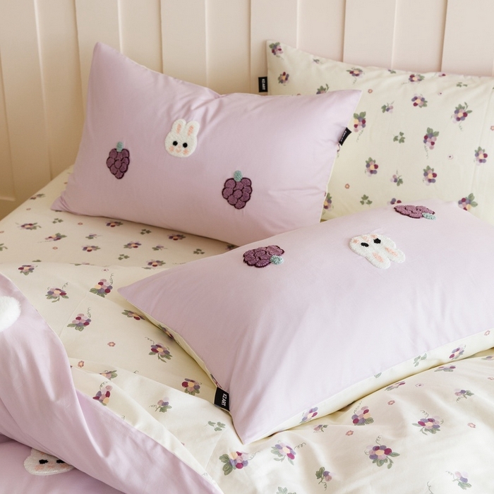 91家纺网 家纺一手货源 找家纺 卡姿家纺 2025春夏新款ins风毛巾绣—葡萄小兔子系列四件套 葡萄小兔子-紫