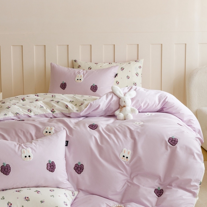 91家纺网 家纺一手货源 找家纺 卡姿家纺 2025春夏新款ins风毛巾绣—葡萄小兔子系列四件套 葡萄小兔子-紫