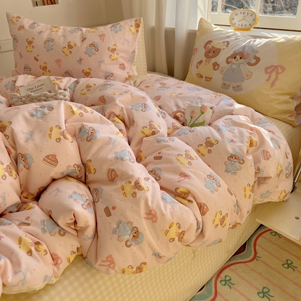 91家纺网 家纺一手货源 找家纺 六巷胡同 2025新款INS卡通童趣混搭风全棉卡通四件套 混搭-甜点闺蜜熊