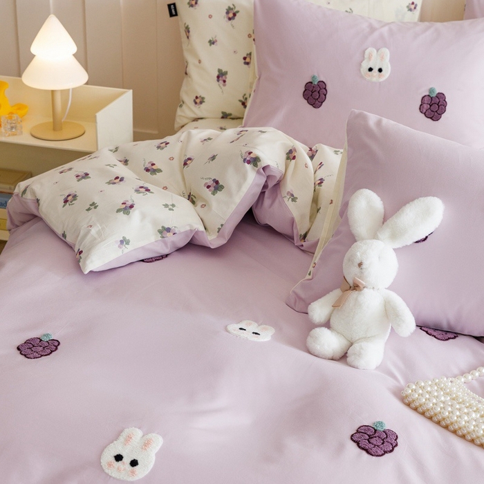 91家纺网 家纺一手货源 找家纺 卡姿家纺 2025春夏新款ins风毛巾绣—葡萄小兔子系列四件套 葡萄小兔子-紫