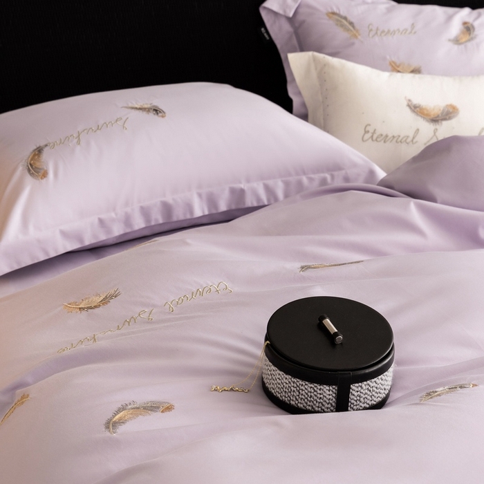 91家纺网 家纺一手货源 找家纺 卡姿家纺 2025春夏新款轻奢优雅刺绣金丝羽系列四件套 金丝羽紫