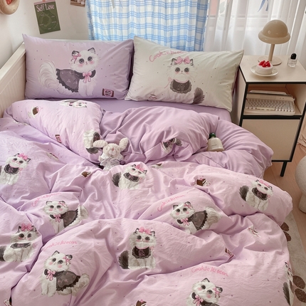 91家纺网 家纺一手货源 找家纺 贝扬思家纺 2025新款水洗棉卡通印花Lolita简约四件套 猫咪蓝莓酱