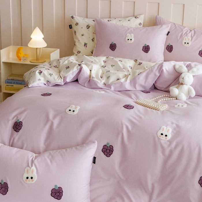 91家纺网 家纺一手货源 找家纺 卡姿家纺 2025春夏新款ins风毛巾绣—葡萄小兔子系列四件套 葡萄小兔子-紫