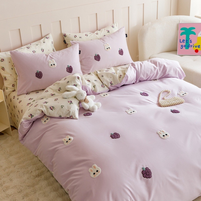 91家纺网 家纺一手货源 找家纺 卡姿家纺 2025春夏新款ins风毛巾绣—葡萄小兔子系列四件套 葡萄小兔子-紫