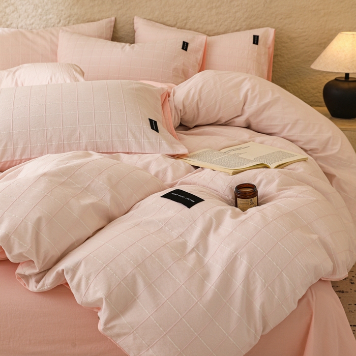 91家纺网 家纺一手货源 找家纺 呗旺鹿 2025新款静奢风-锦绣系列全棉色织提花小方格四件套 锦绣粉若桃李