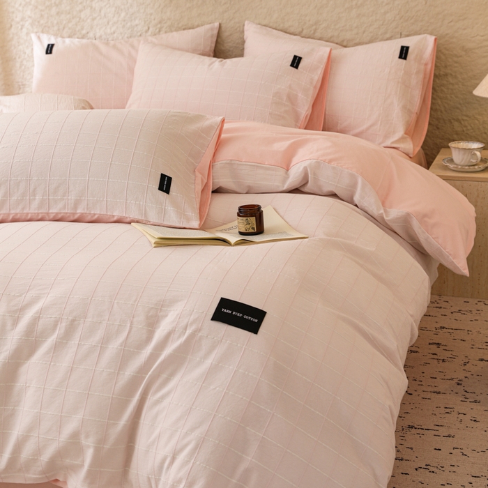 91家纺网 家纺一手货源 找家纺 呗旺鹿 2025新款静奢风-锦绣系列全棉色织提花小方格四件套 锦绣粉若桃李