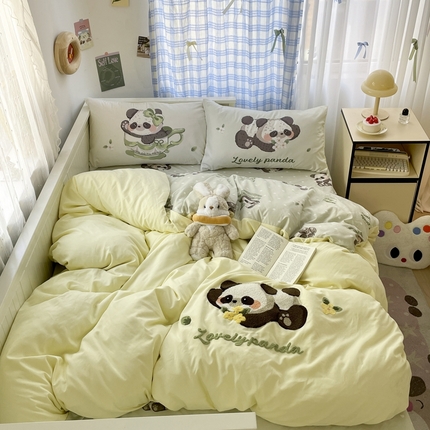 91家纺网 家纺一手货源 找家纺 贝扬思家纺 2025新款水洗棉毛巾绣四件套-Lolita系列 茶杯熊猫