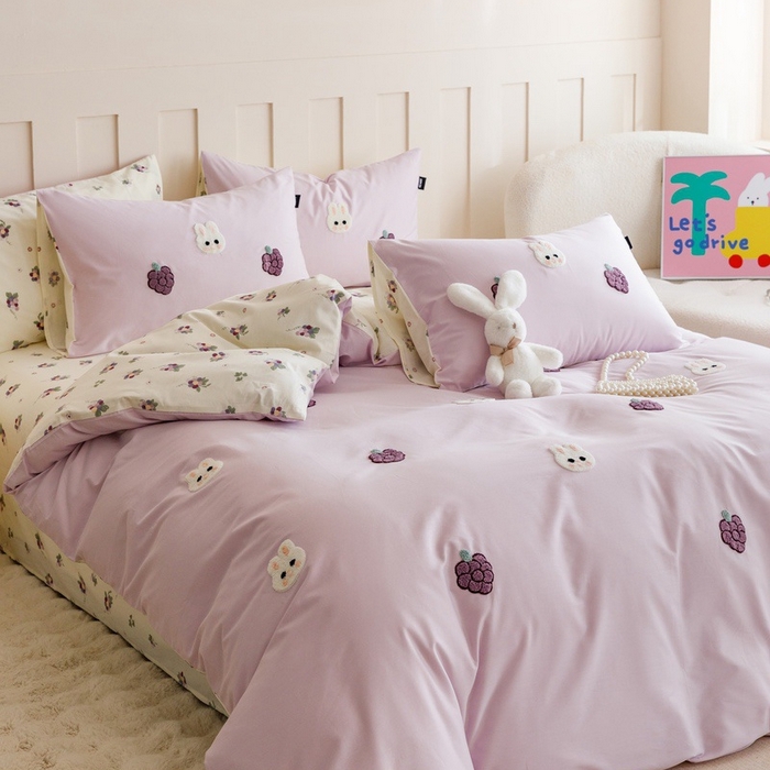 91家纺网 家纺一手货源 找家纺 卡姿家纺 2025春夏新款ins风毛巾绣—葡萄小兔子系列四件套 葡萄小兔子-紫