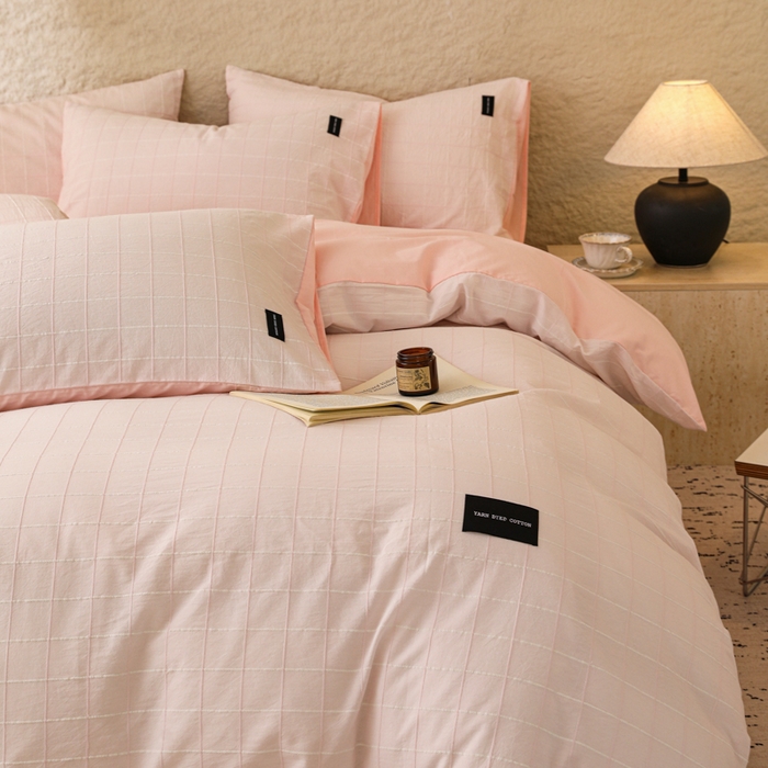 91家纺网 家纺一手货源 找家纺 呗旺鹿 2025新款静奢风-锦绣系列全棉色织提花小方格四件套 锦绣粉若桃李