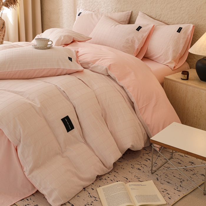 91家纺网 家纺一手货源 找家纺 呗旺鹿 2025新款静奢风-锦绣系列全棉色织提花小方格四件套 锦绣粉若桃李