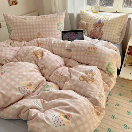 91家纺网 家纺一手货源 找家纺 六巷胡同 2025新款INS卡通童趣混搭风全棉卡通四件套 混搭-粉格蛋糕熊