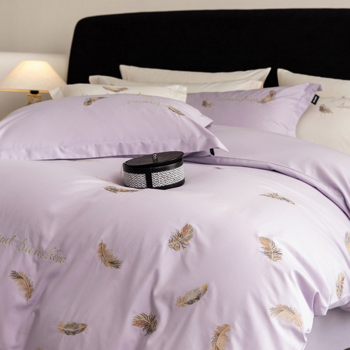 91家纺网 家纺一手货源 找家纺 卡姿家纺 2025春夏新款轻奢优雅刺绣金丝羽系列四件套 金丝羽紫