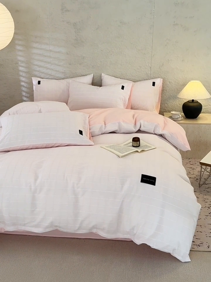 91家纺网 家纺一手货源 找家纺 呗旺鹿 2025新款静奢风-锦绣系列全棉色织提花小方格四件套 锦绣粉若桃李