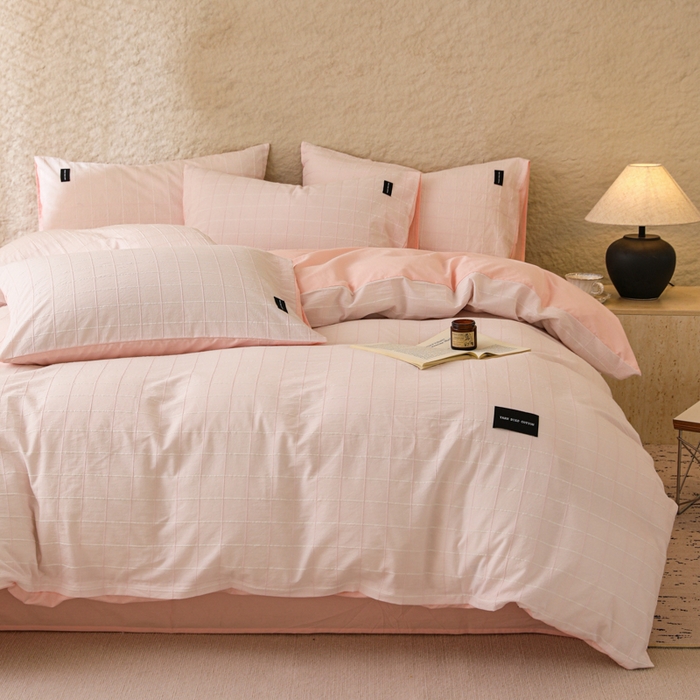 91家纺网 家纺一手货源 找家纺 呗旺鹿 2025新款静奢风-锦绣系列全棉色织提花小方格四件套 锦绣粉若桃李