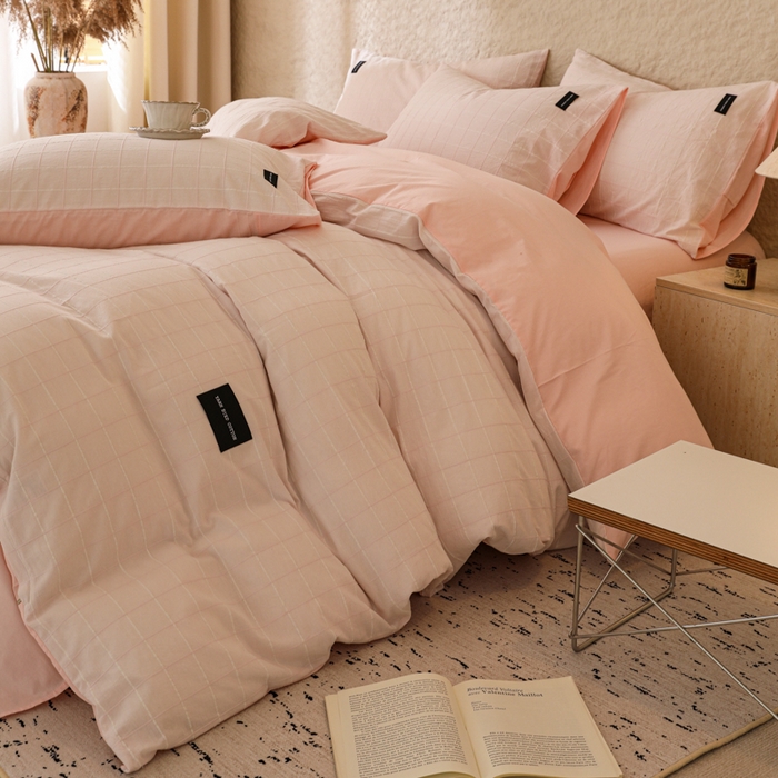 91家纺网 家纺一手货源 找家纺 呗旺鹿 2025新款静奢风-锦绣系列全棉色织提花小方格四件套 锦绣粉若桃李