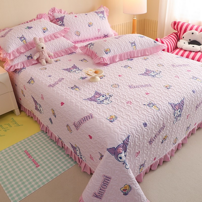 91家纺网 家纺一手货源 找家纺 2025新款全棉印花三丽鸥系列花边款夹棉床盖 甜甜库洛米